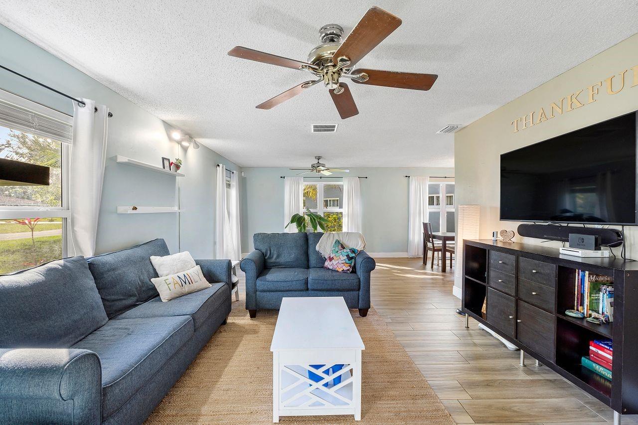 Living Room area-great for entertaining!