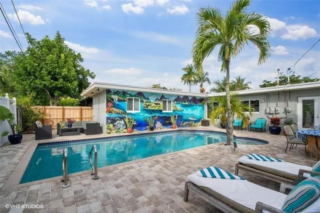 Fenced Private Oasis with Heated Pool/ BBQ/ Outdoor Dining Table. Pool Lounges & Beach Supplies