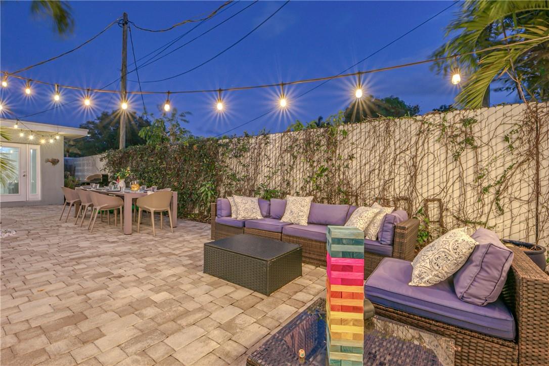 Fenced Private Oasis with Heated Pool/ BBQ/ Outdoor Dining Table. Pool Lounges & Beach Supplies