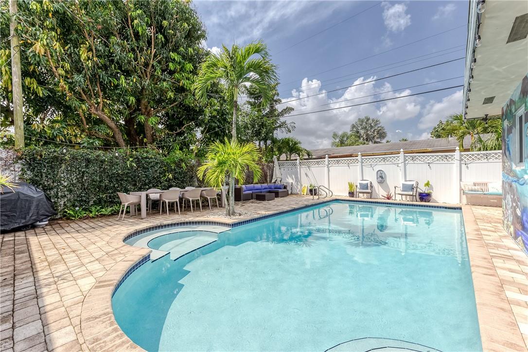 Fenced Private Oasis with Heated Pool/ BBQ/ Outdoor Dining Table. Pool Lounges & Beach Supplies