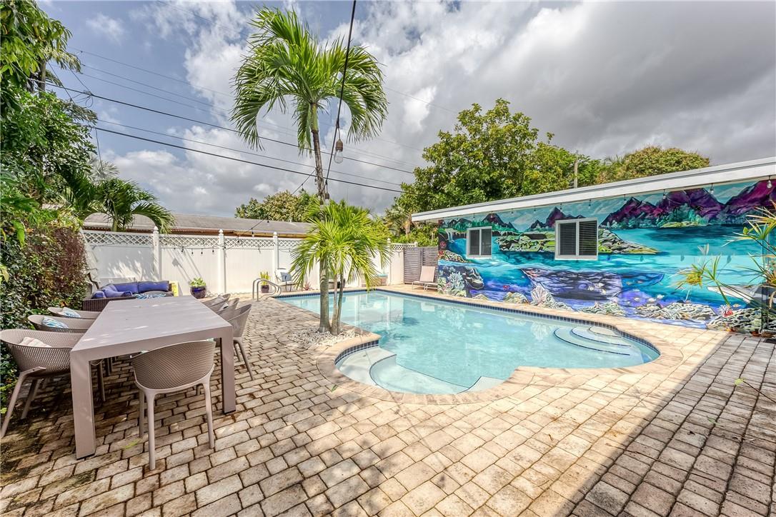 Fenced Private Oasis with Heated Pool/ BBQ/ Outdoor Dining Table. Pool Lounges & Beach Supplies