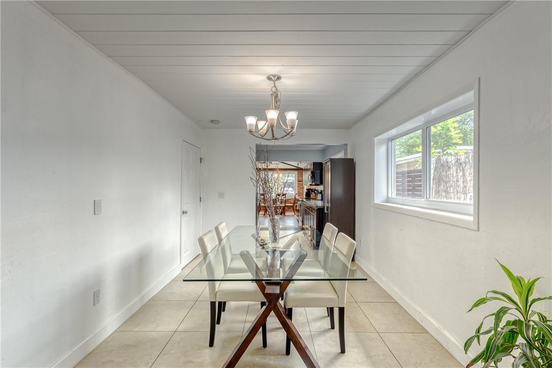 Main House Elegant dining table