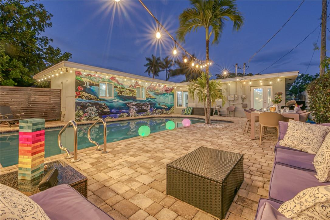 Fenced Private Oasis with Heated Pool/ BBQ/ Outdoor Dining Table. Pool Lounges & Beach Supplies
