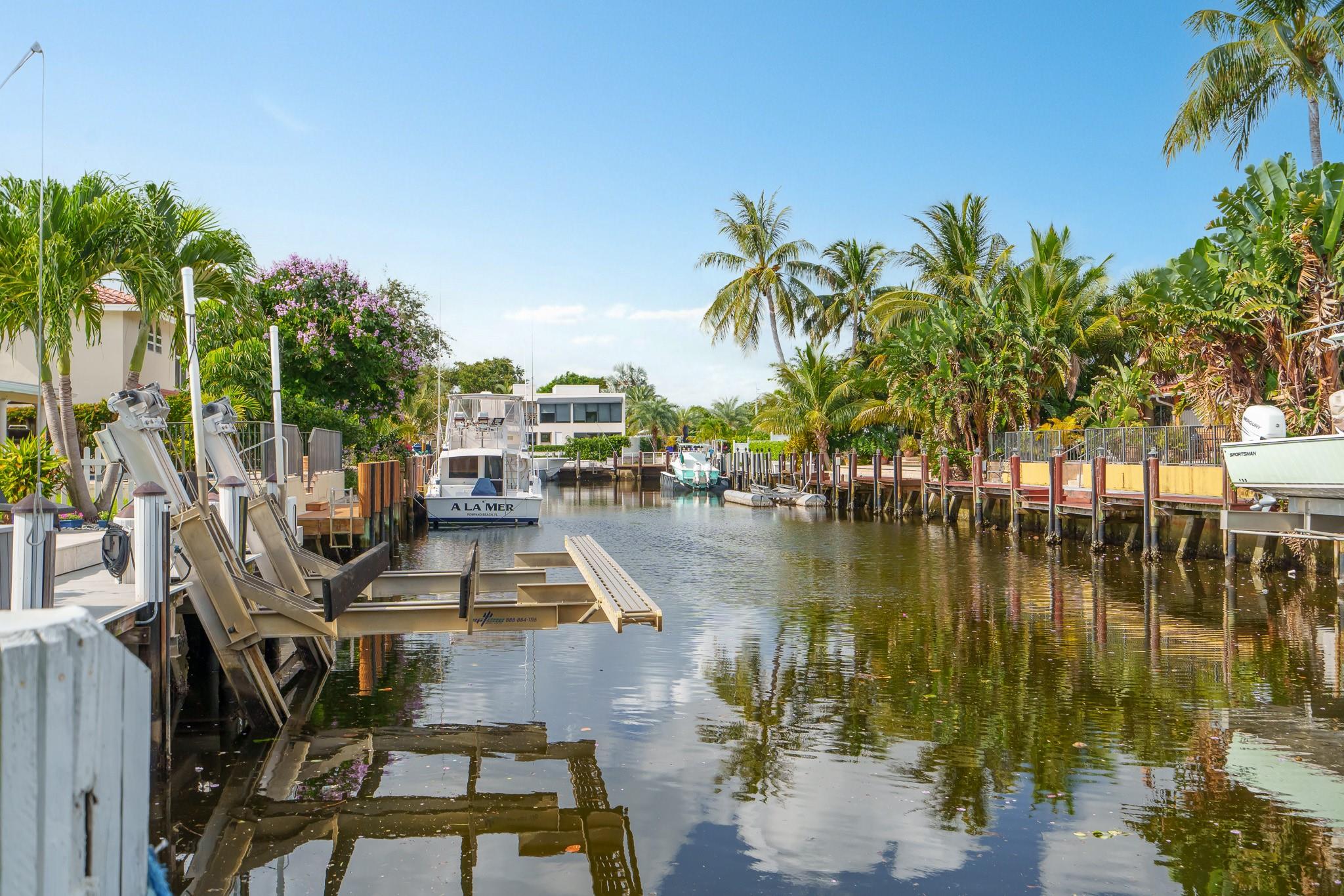 Wonderful breezes off of your south facing, ocean access canal.. 5 min. to the Intracoastal!