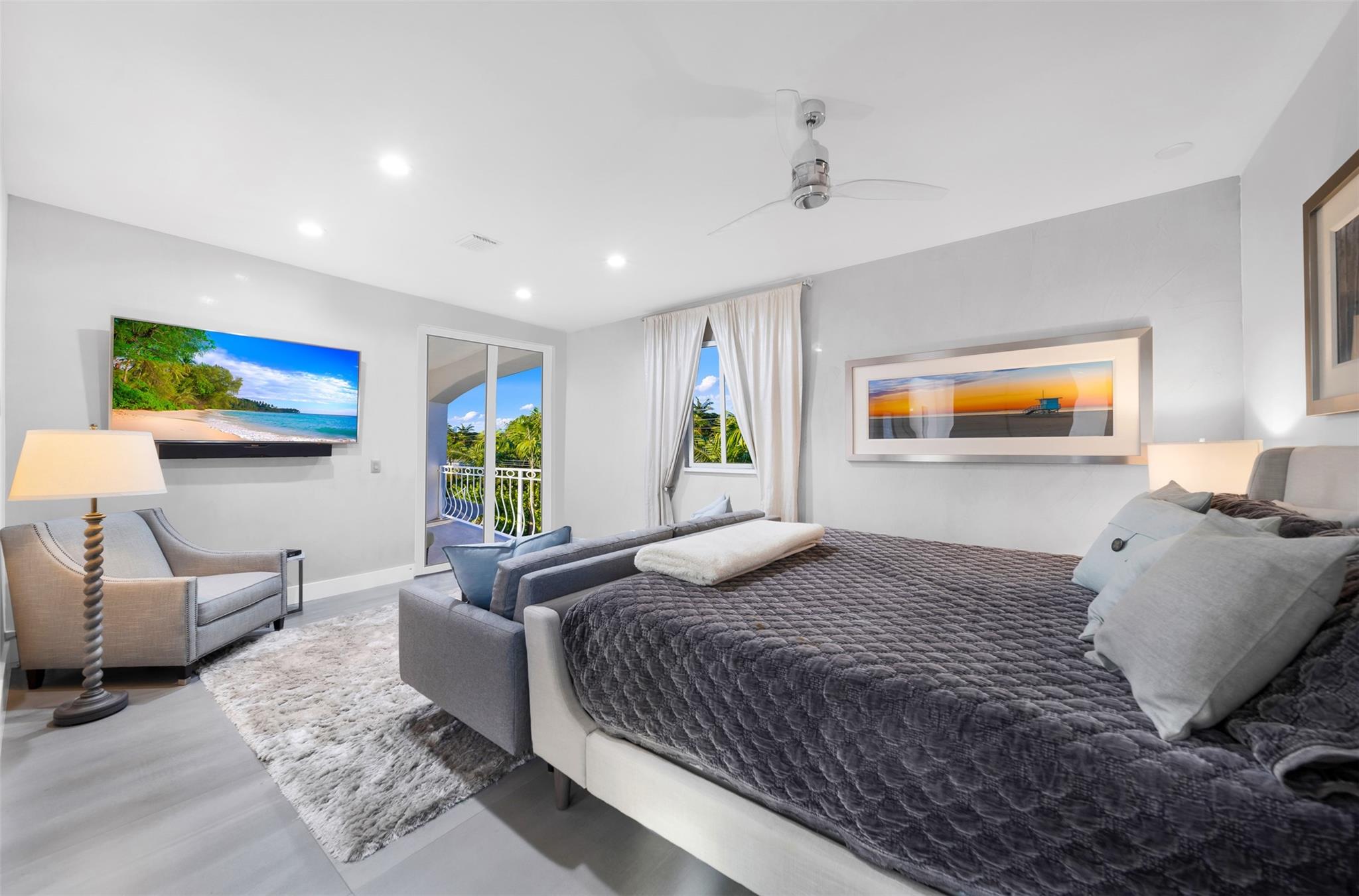 King size bed with access to covered terrasse overlooking the pool & lush tree canopies. Mounted TV, ceiling fan, black out shades & curtains.