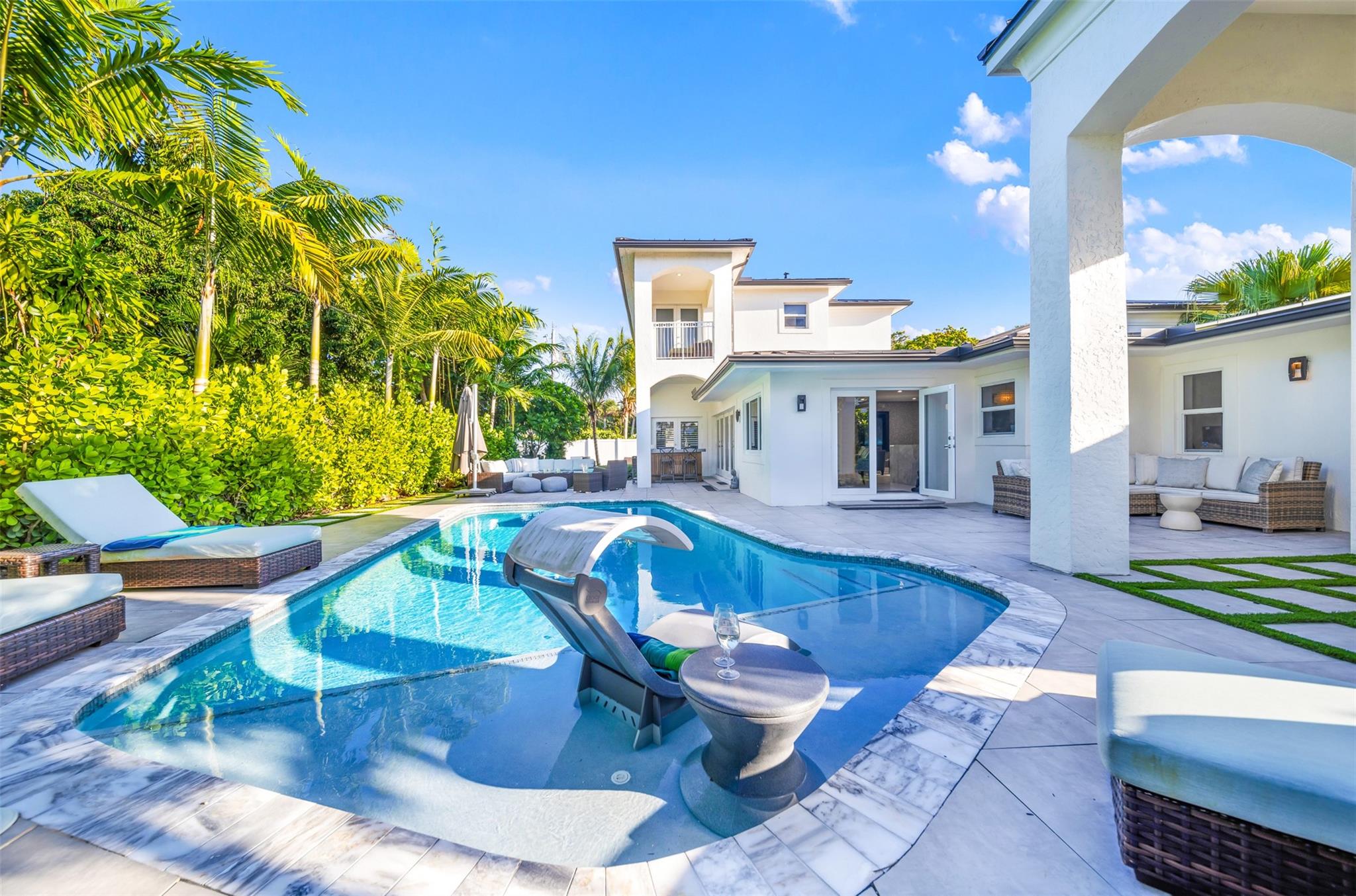 Can not get enough of this live by the pool, towel service please!