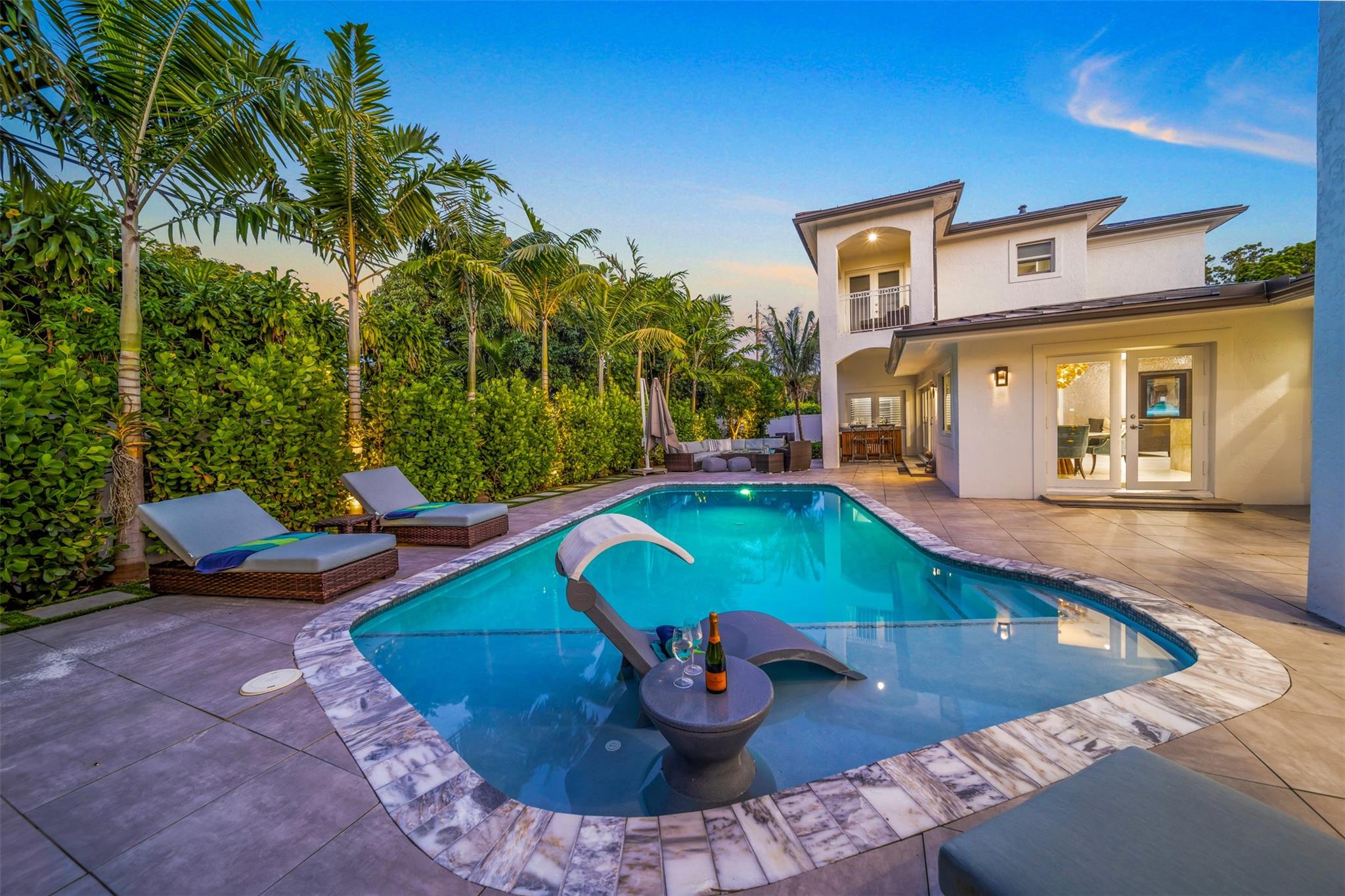 Can you see yourself relax by the pool with such a set up?