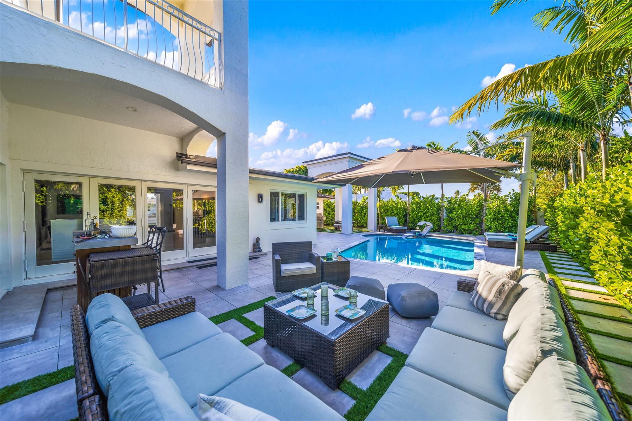 Outdoor sectional, perfect to enjoy the afternoon breeze under the shaded area.