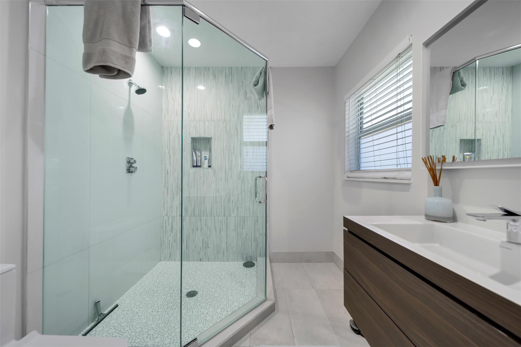 en suite bathroom to 3th bedroom.