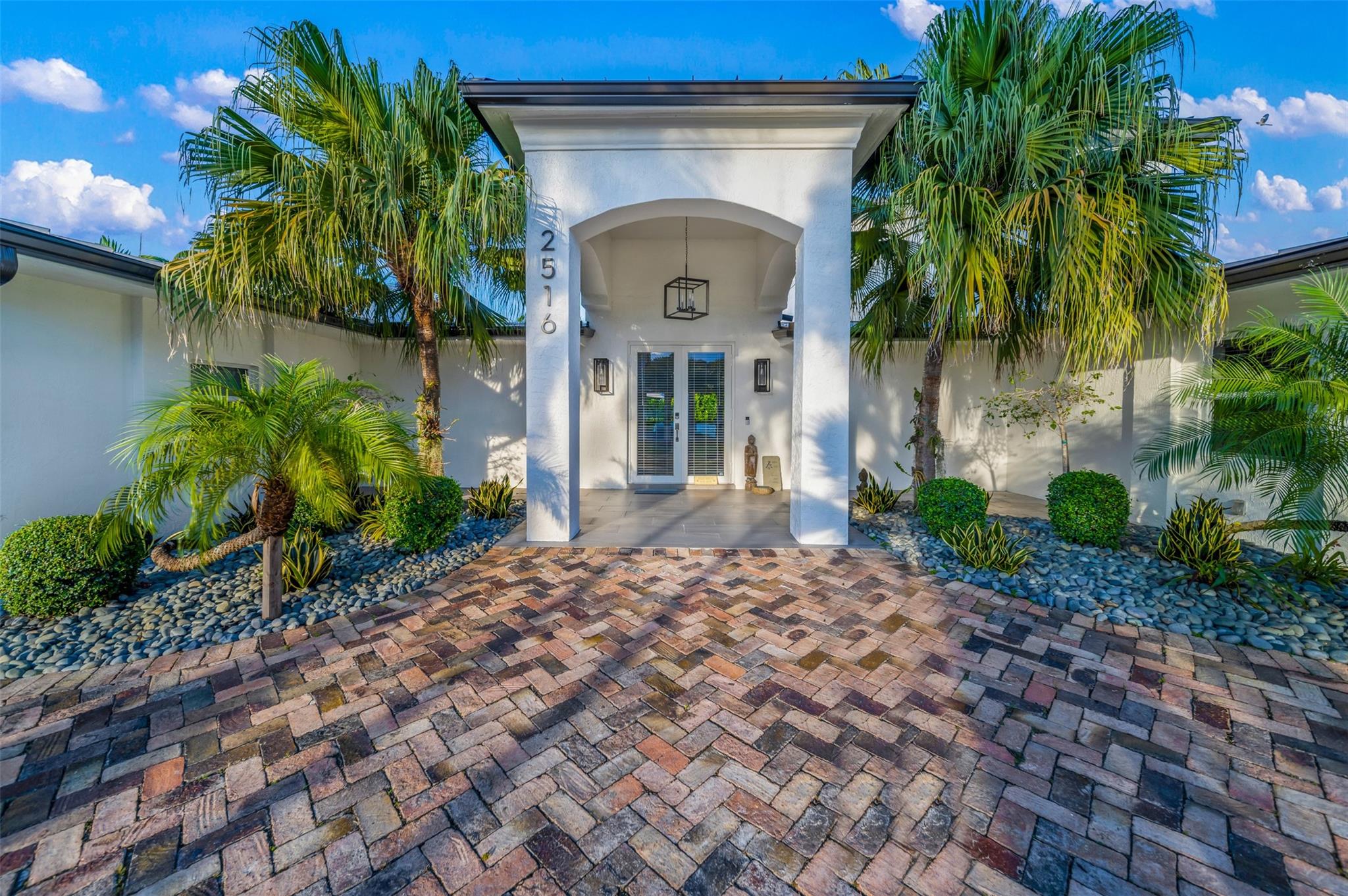 Welcome to 2516 ne 26 Ave, covered front porch.