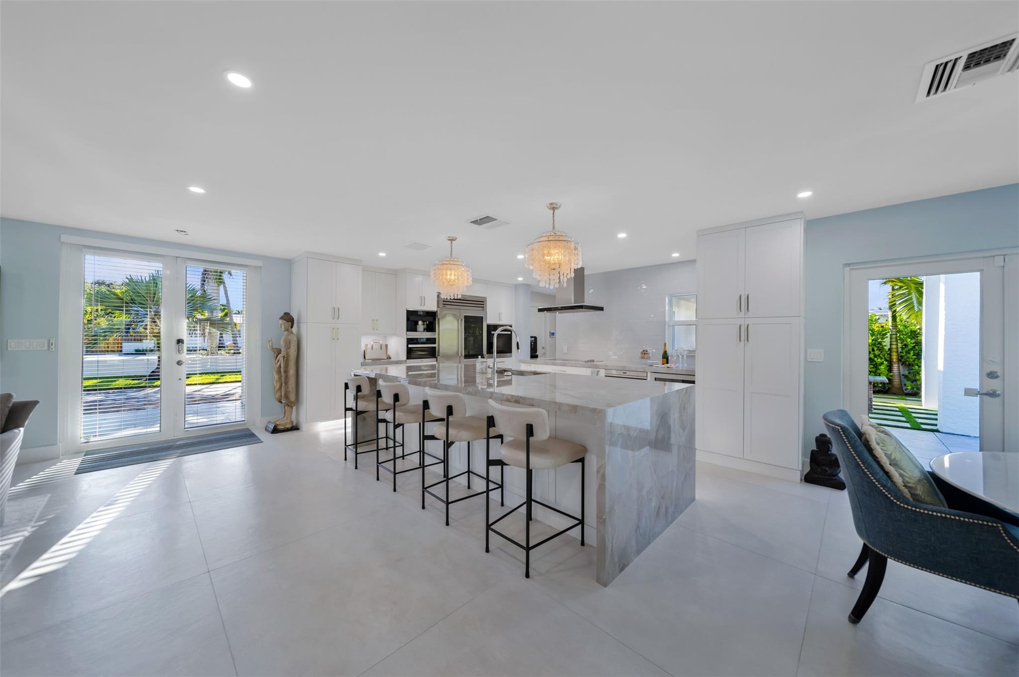 View from the center of the dinning area towards the entrance.