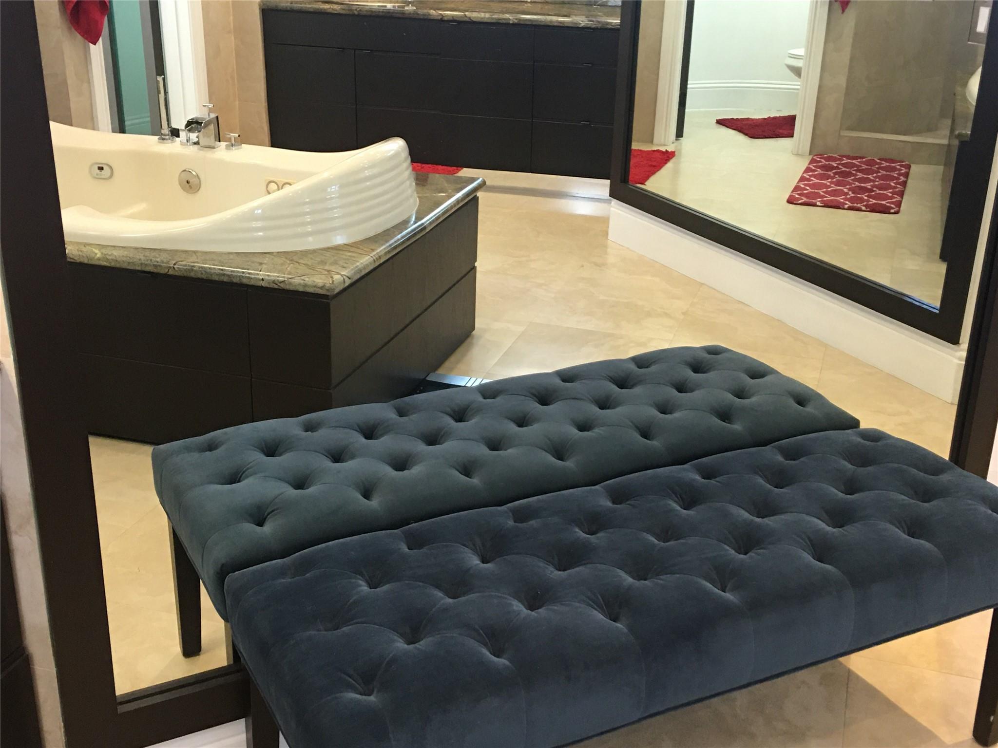 MASTER BAYHROOM LUXURIOUS SEATING AREA