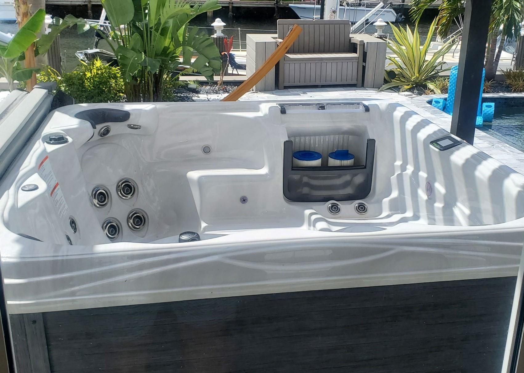PATIO- OPEN HOT TUB