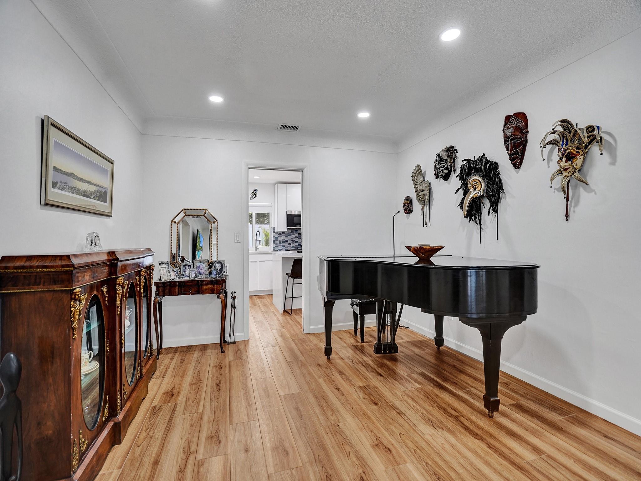 Dining area used for piano room.