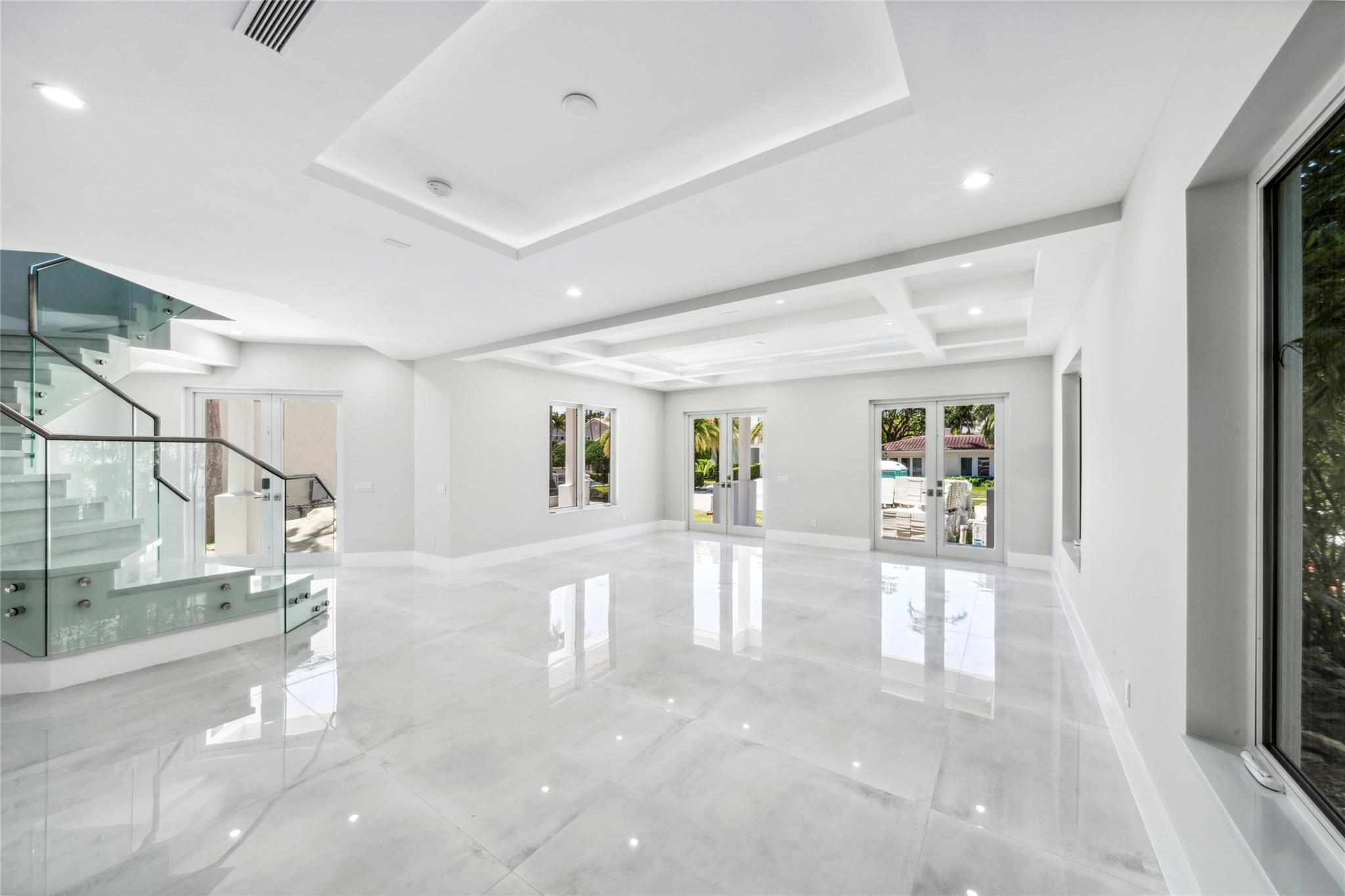 Dining/entertainment space without furniture