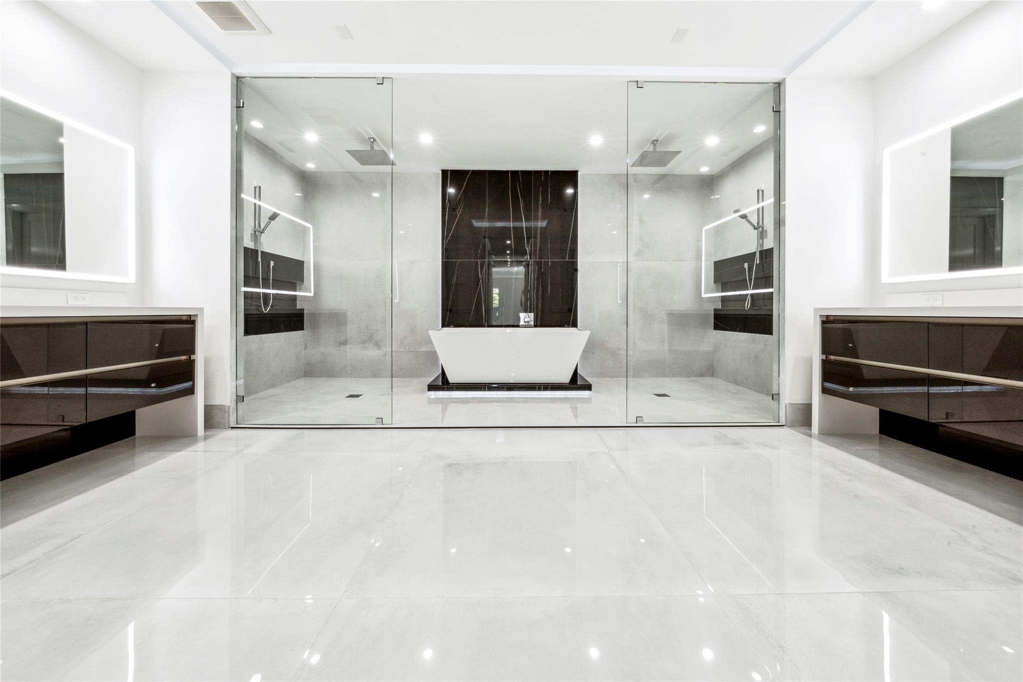 Dbl vanity/2 Showers/oversized tub