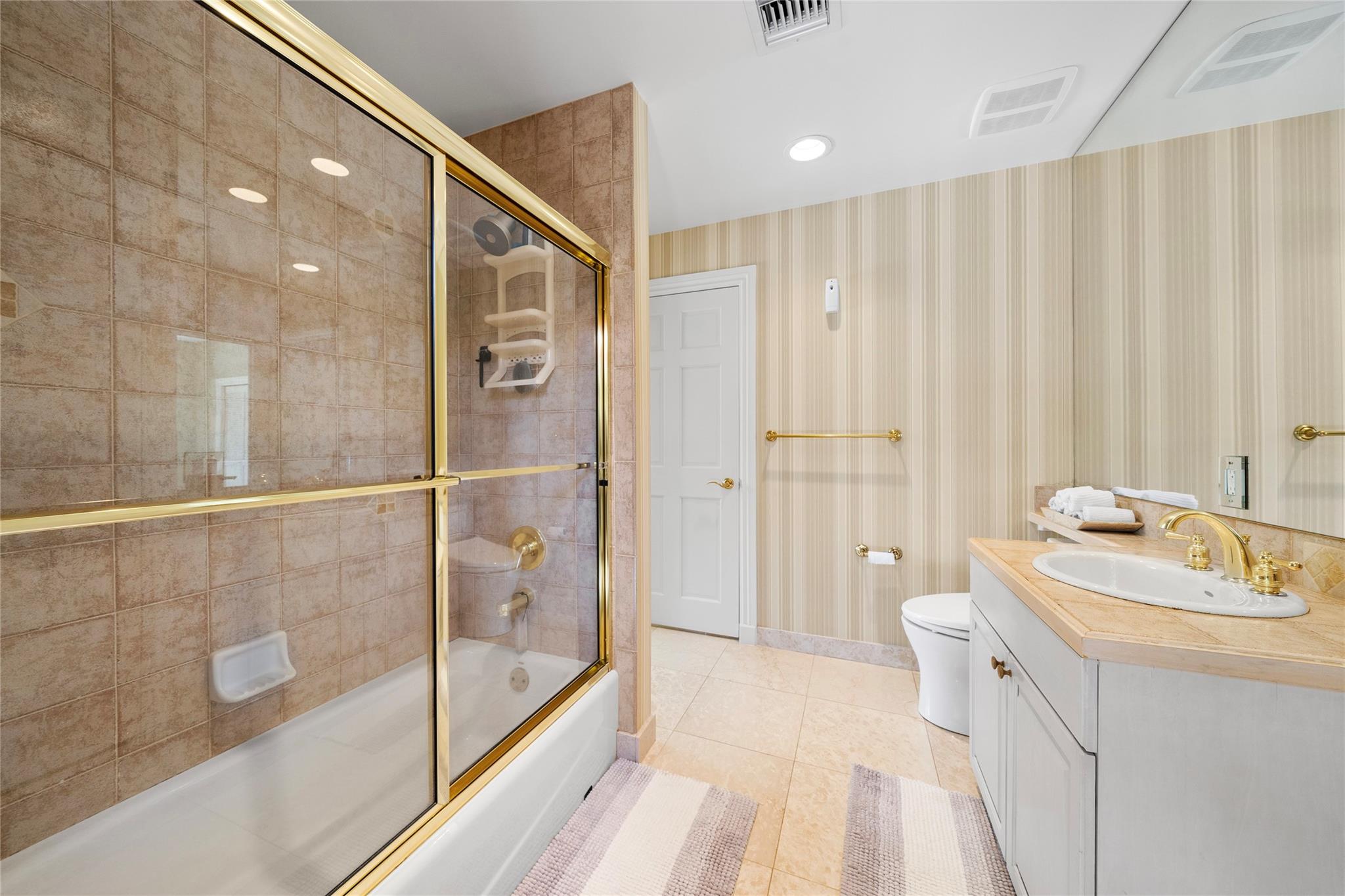 2nd bathroom - 1st Foor
Jack & Jill