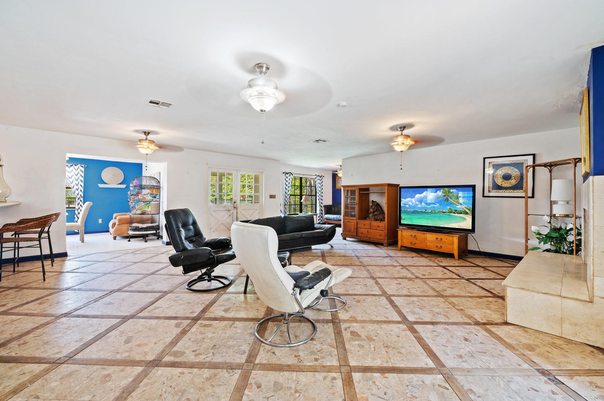 20X18 BIG FAMILY ROOM. OPEN TO DINING ROOM.