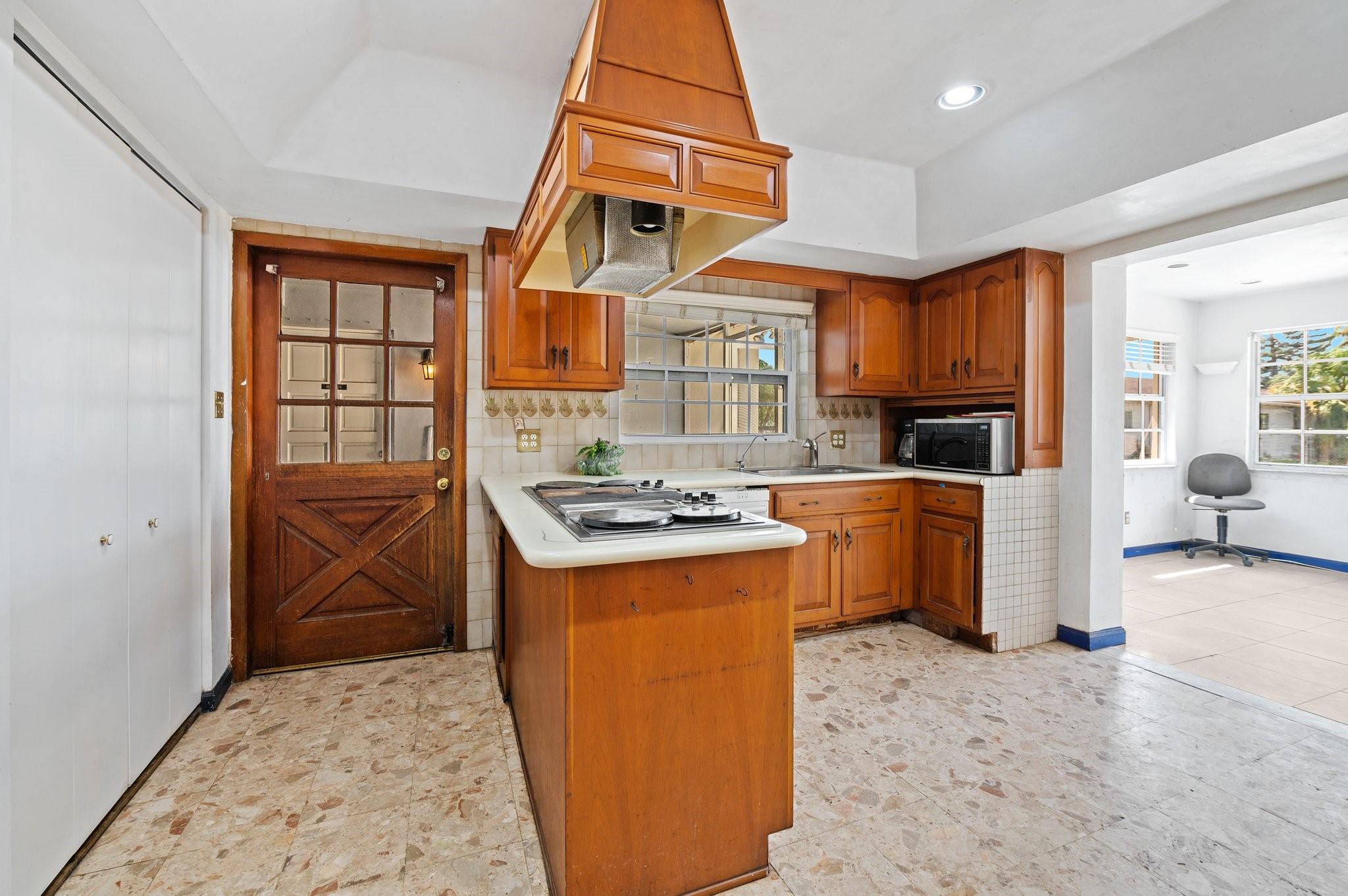 DOOR TO SCREENED AREA NEXT TO 1/1 GUEST SUITE