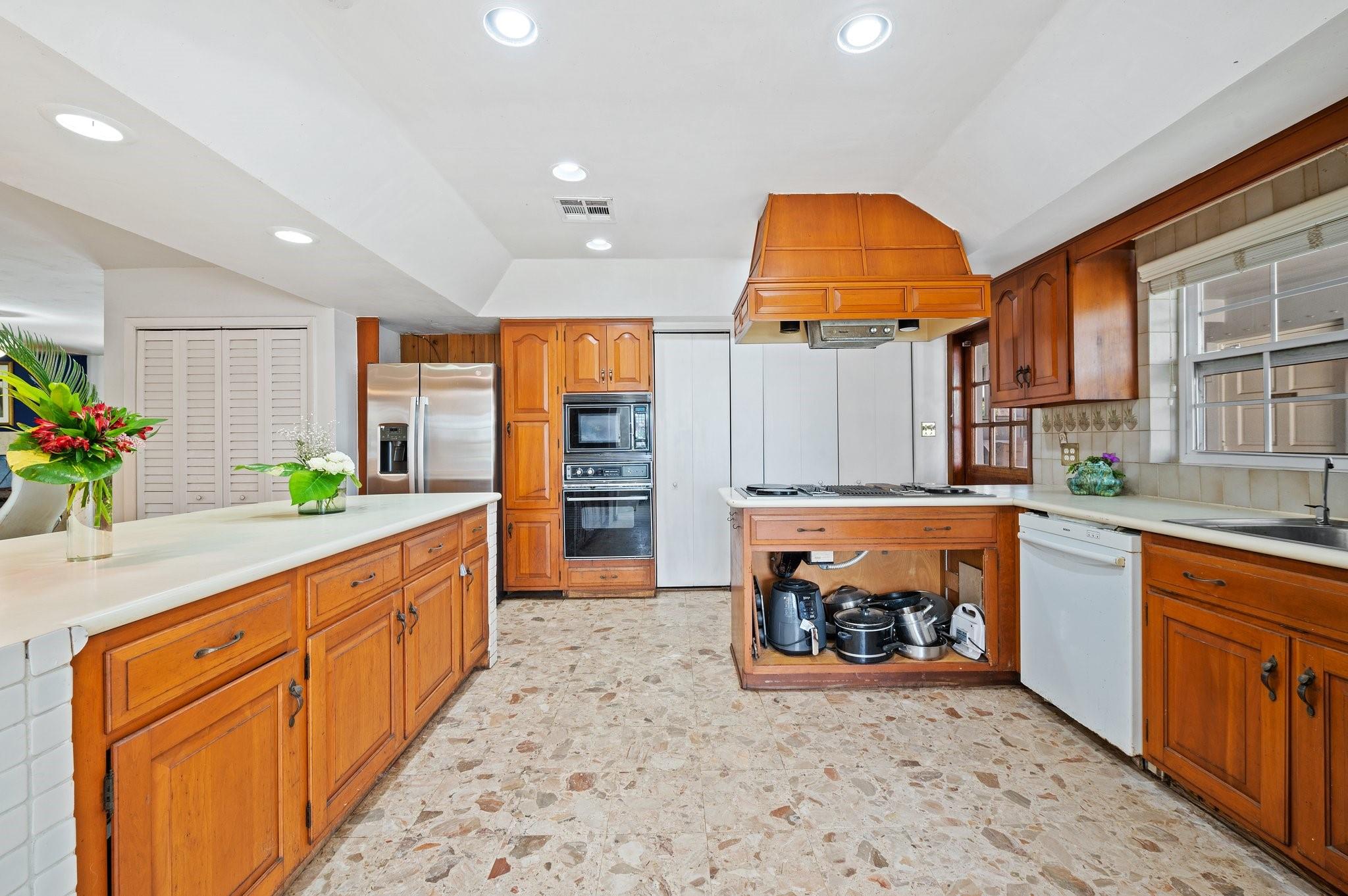 LOTS OF CABINET, PANTRY SPACE