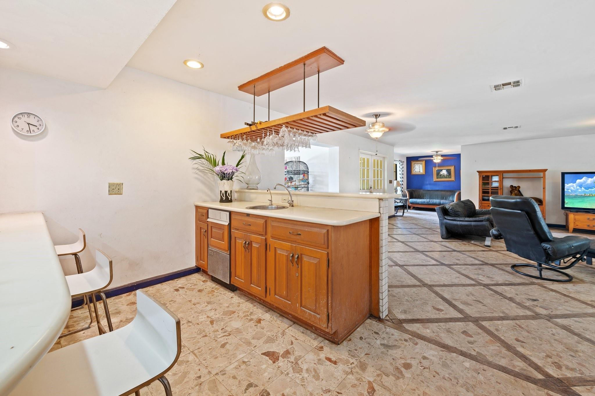 NICE SPACE BETWEEN BREAKFAST/BAR COUNTERS