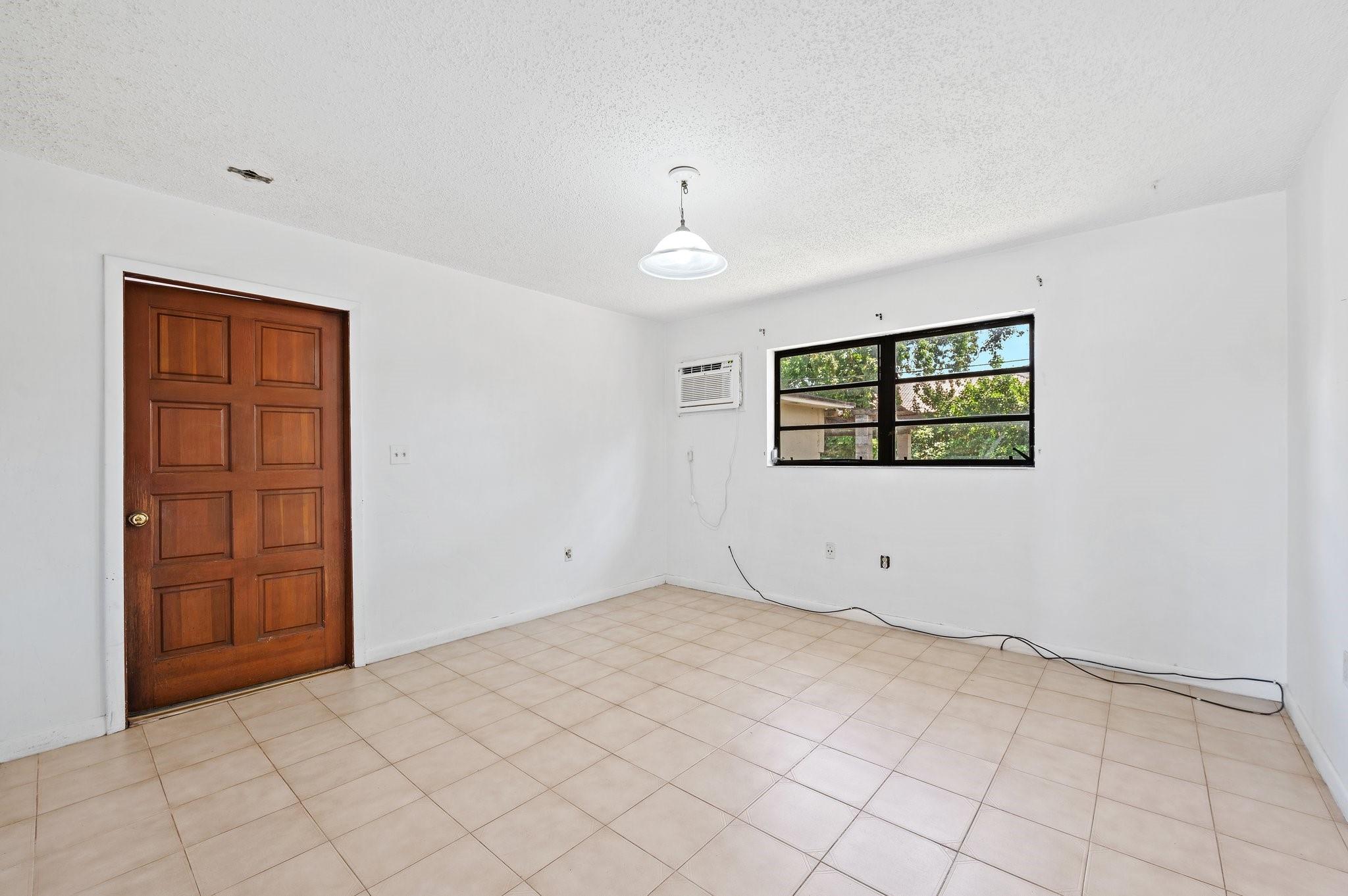DOOR TO SCREENED AREA BETWEEN MAIN HOUSE