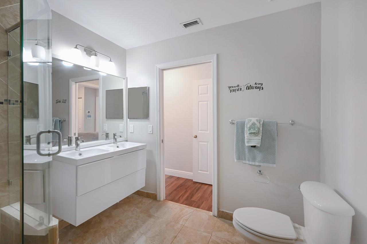 Grand Master Bath w/ Separate Tub and Shower