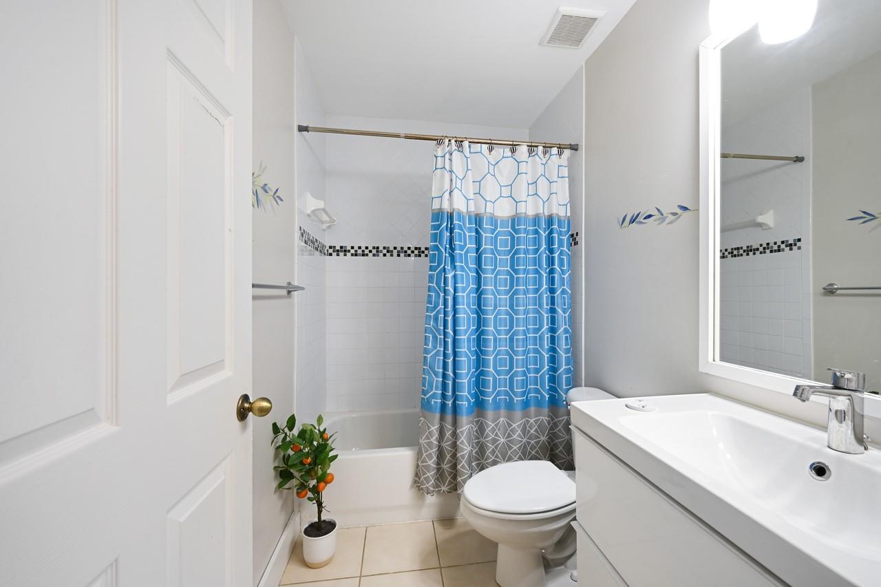 2nd Bath / 2nd Floor