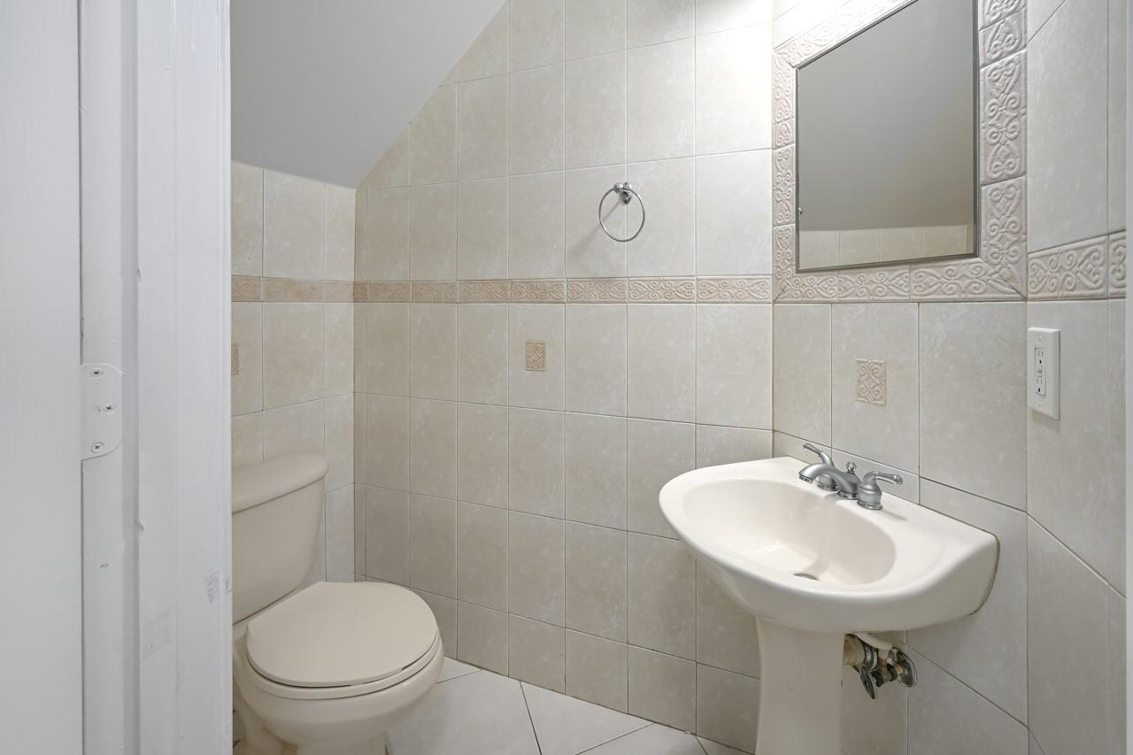 Guest / 1/2 Bath tucked nicely under the stairs