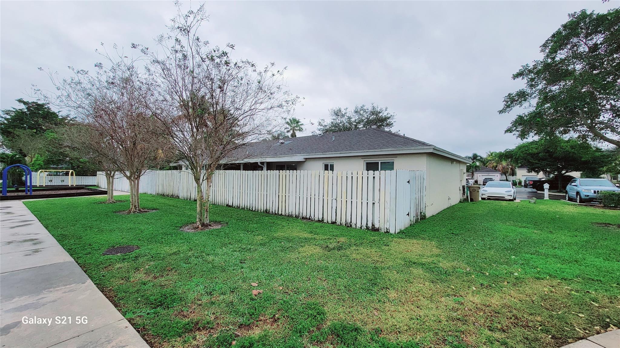 Large Fenced lot with Aluminum Roofed rear patio