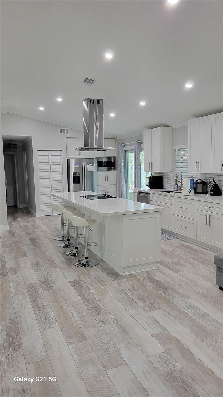 Exhaust vented cooktop