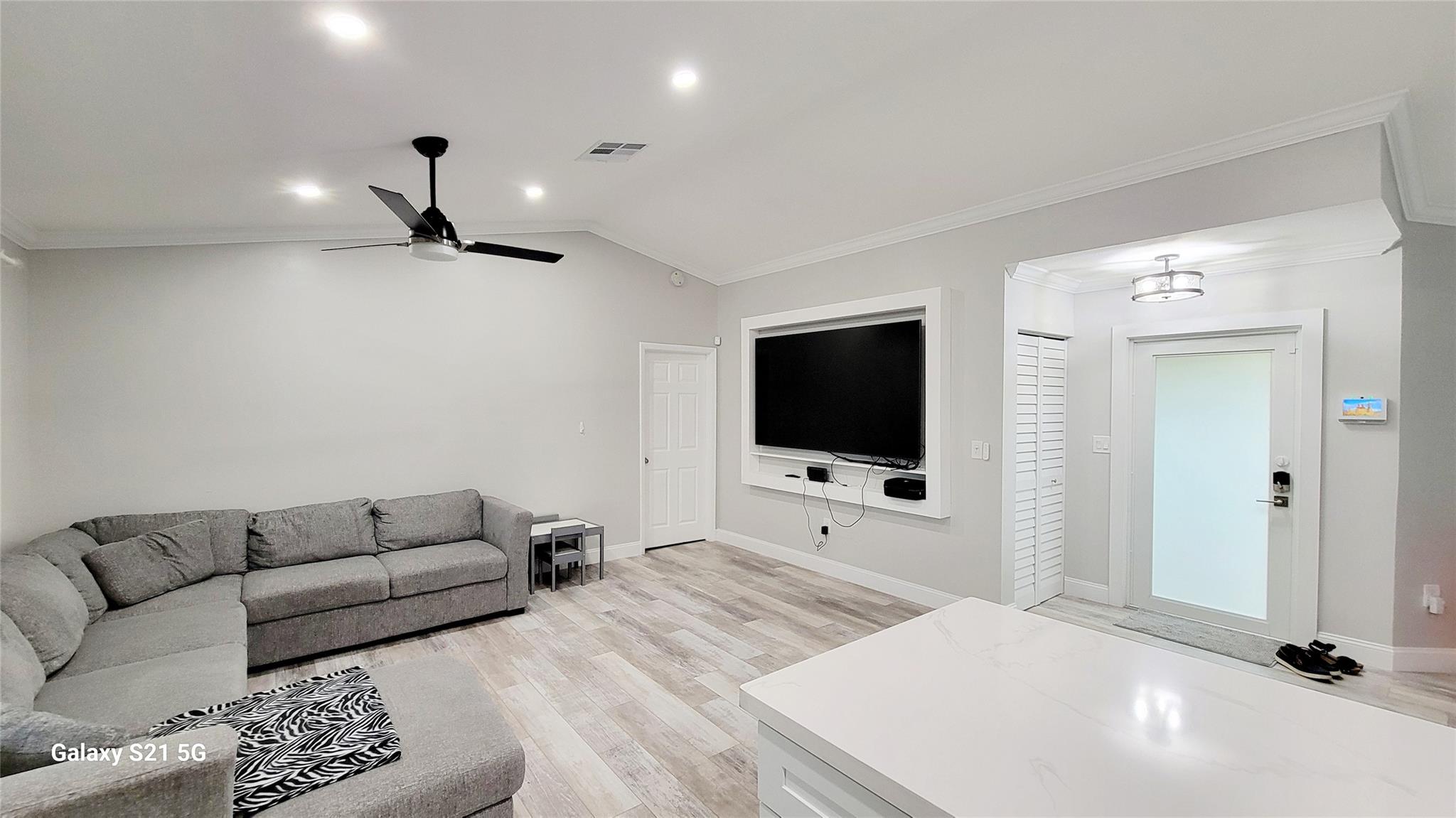 Spacious Vaulted great room for entertaining