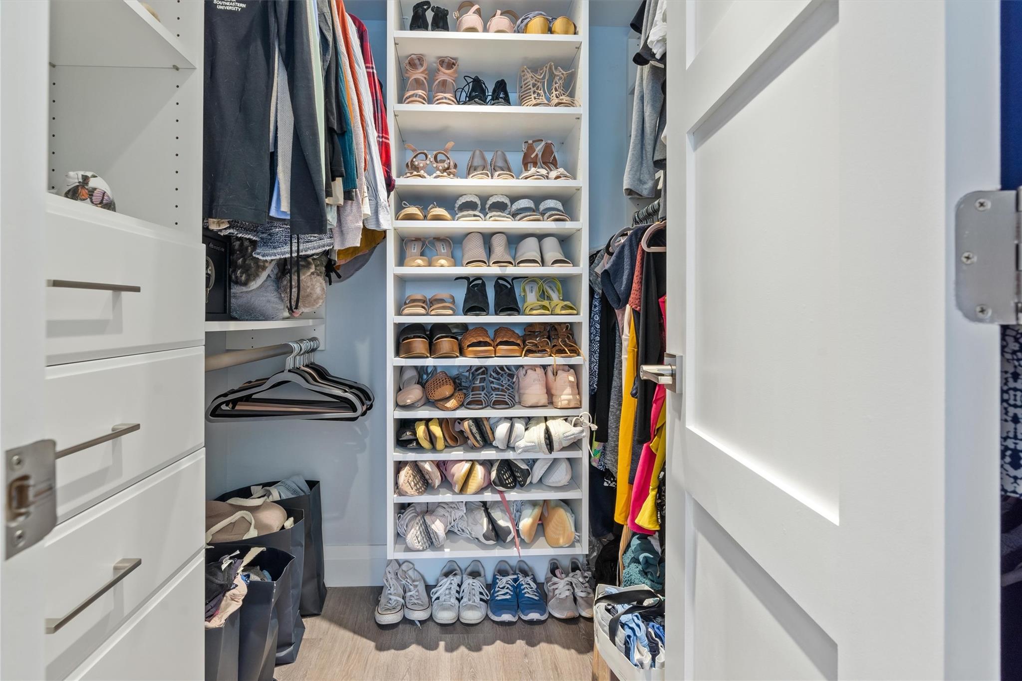 Master Bedroom Walk In Closet