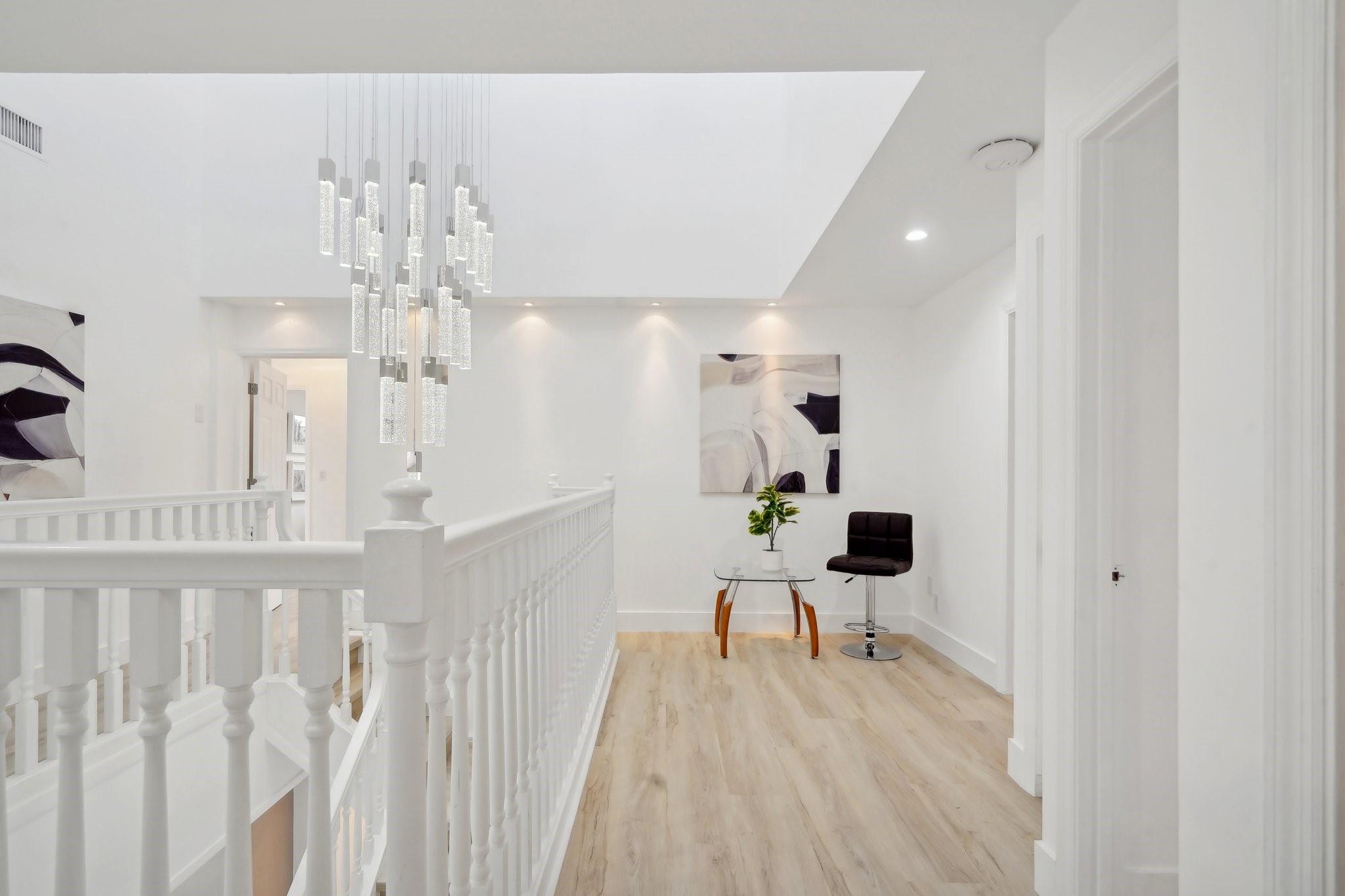 sitting/landing off suite main side or office