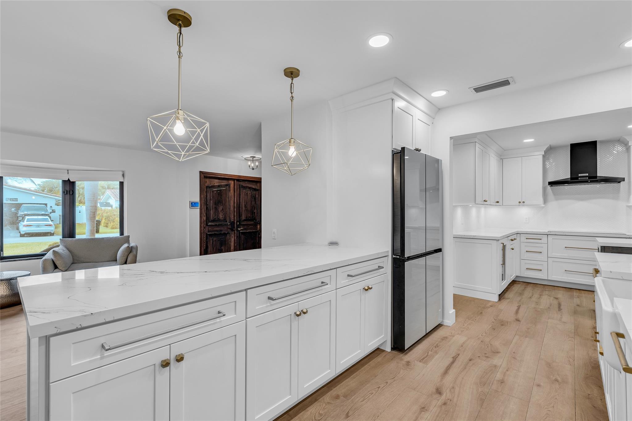 Large quartz countered breakfast bar is the perfect space for food while entertaining