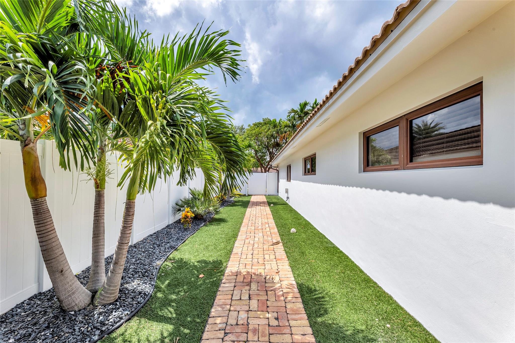 Great side yard with turf, Chicago brick and tropical landscaping
