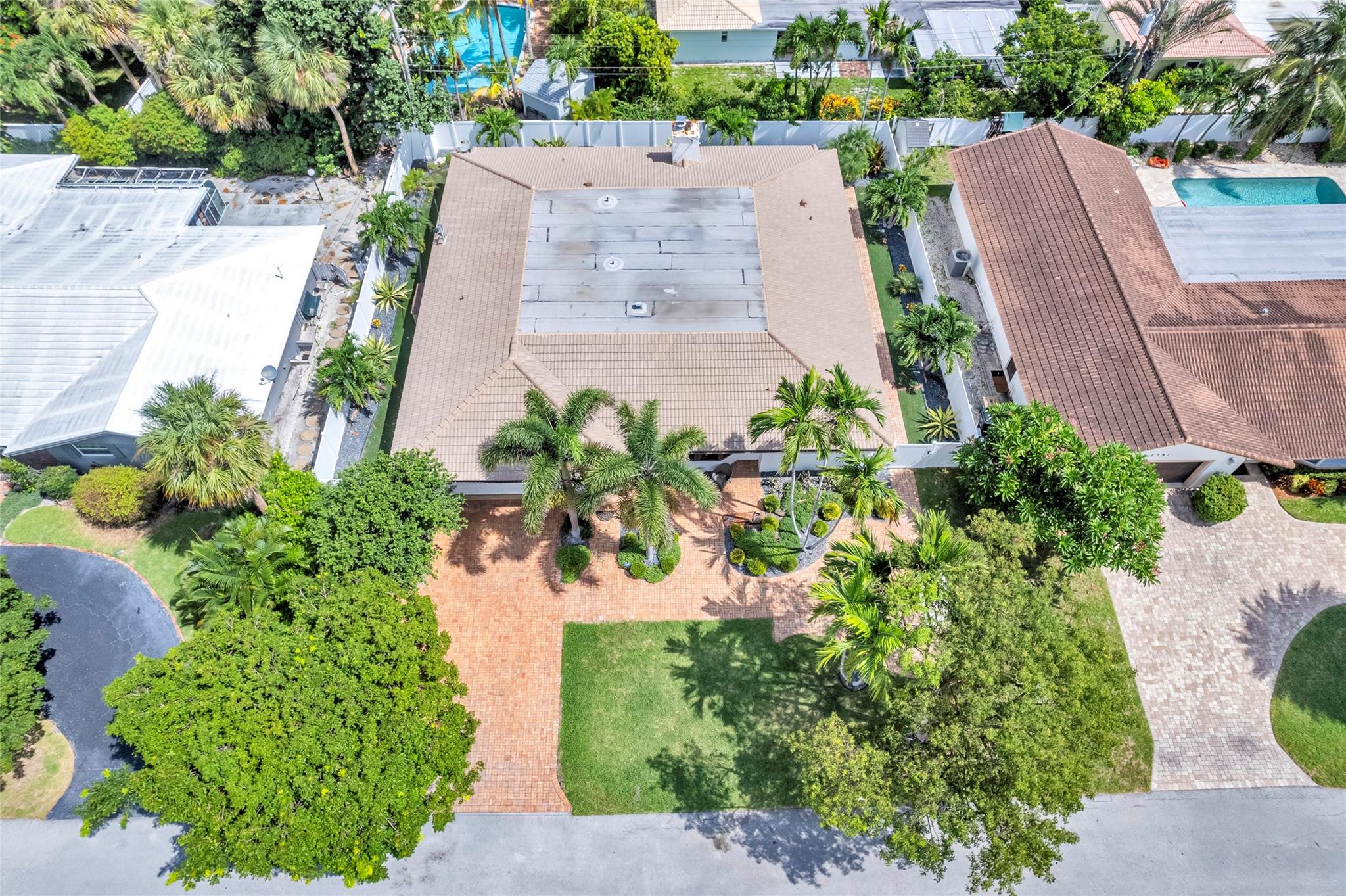 Large Chicago brick driveway with great guest parking