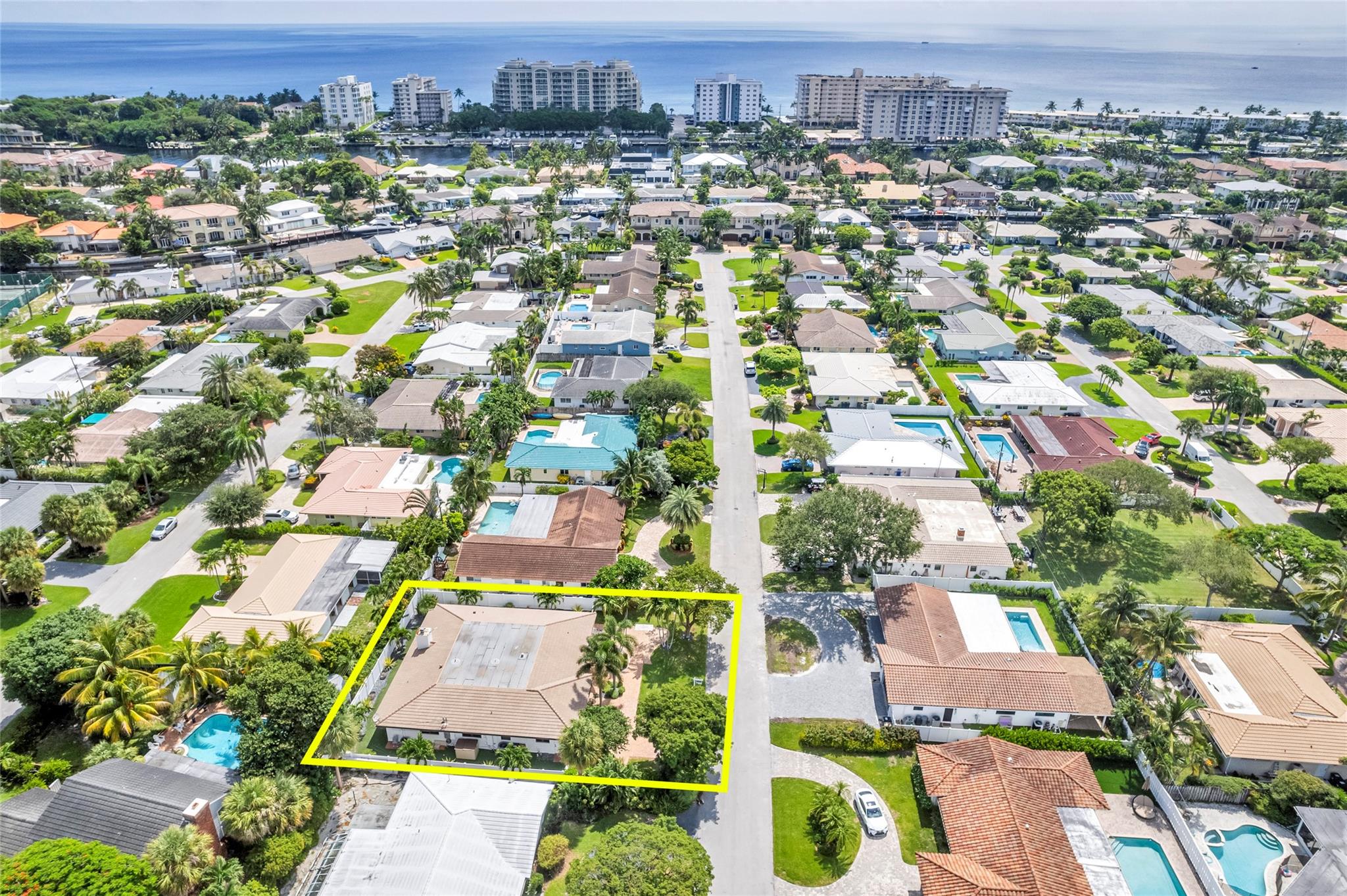 Great street in Lighthouse Point and close to dining and beaches