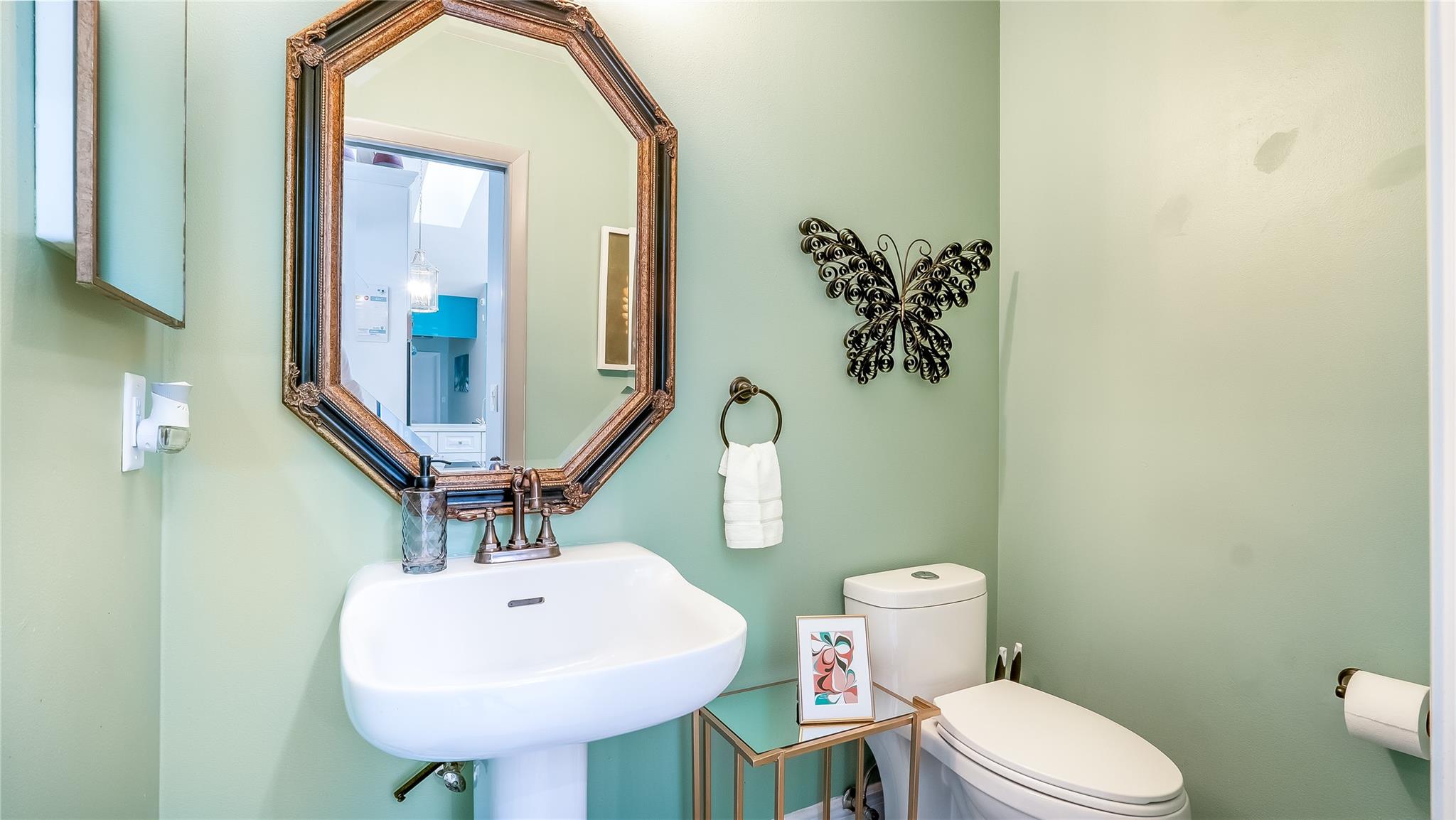 Discover the convenience of this centrally located half-bath, nestled between the kitchen and the living area. Perfect for quick access during gatherings or everyday use.