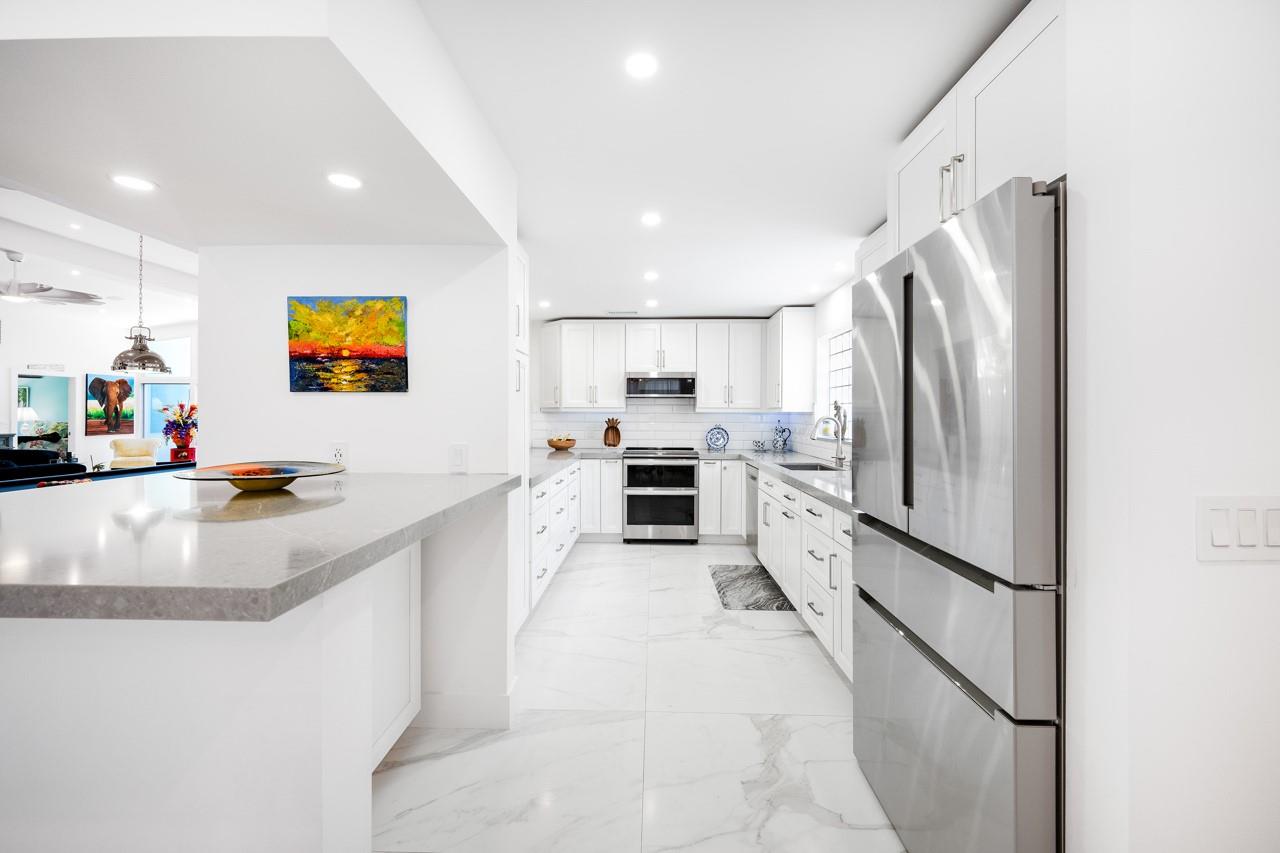 Spacious Thomasville kitchen, gorgeous Quartz and modern appliances