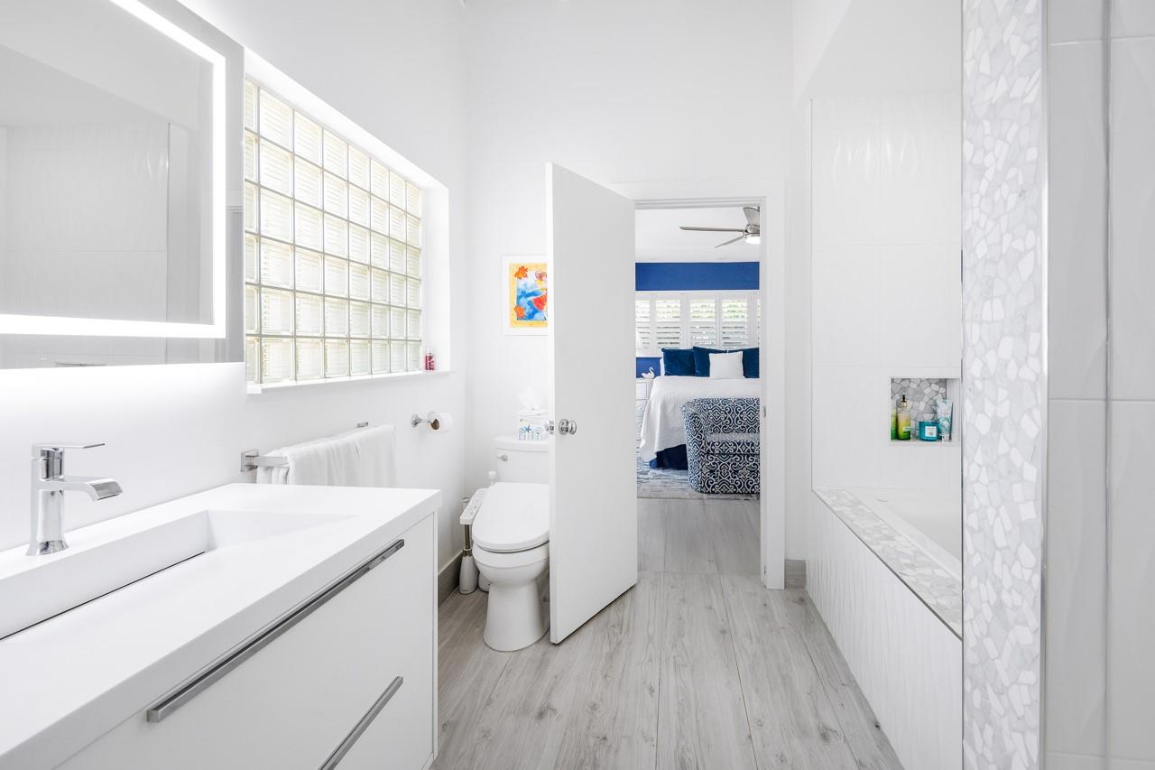 Master Bath, Beachy Bougie w/ separate Tub and double Walk-in Custom Shower