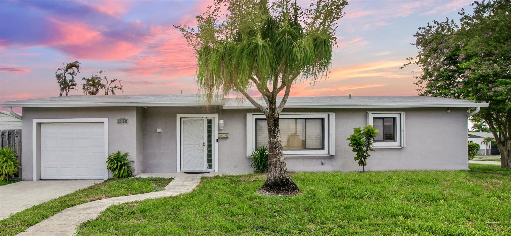 Location, Location Ideal!!