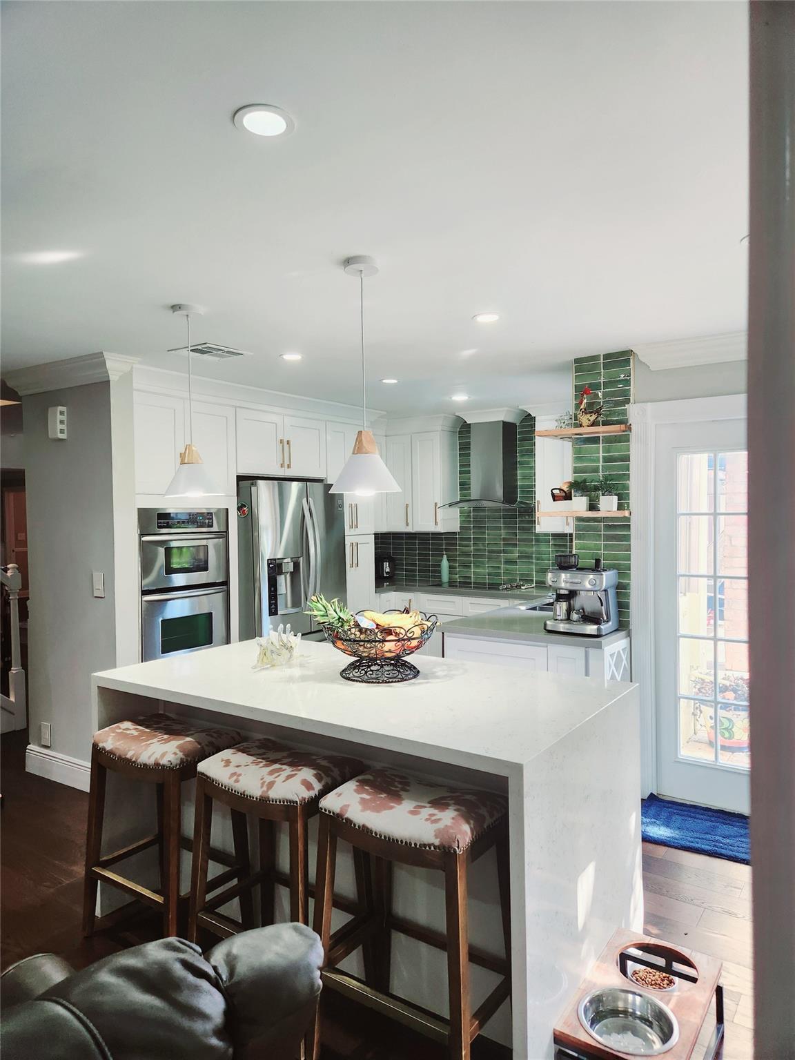 Eating area at the island