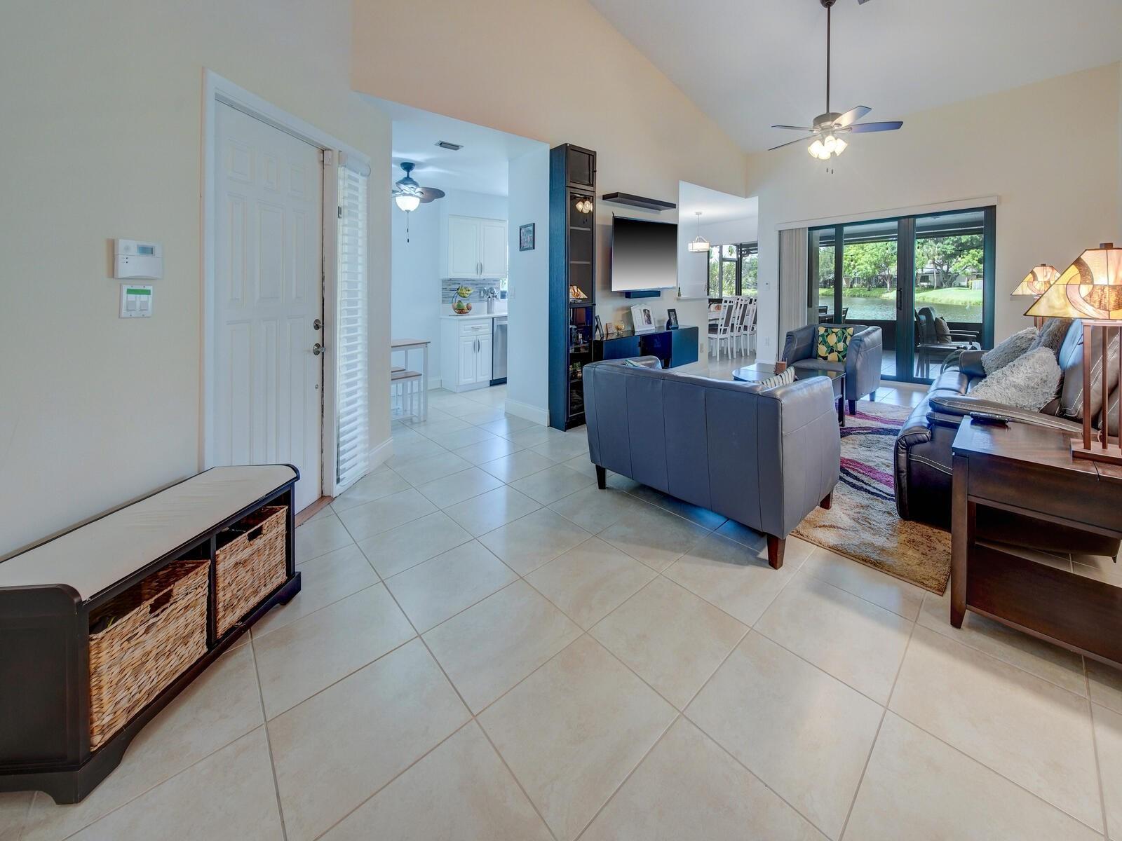 Vaulted ceilings with no popcorn! Spectacular lake view.