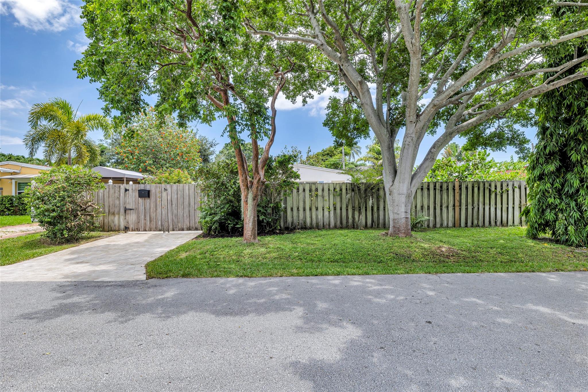 Entry and fenced-in yard - Travertine driveway