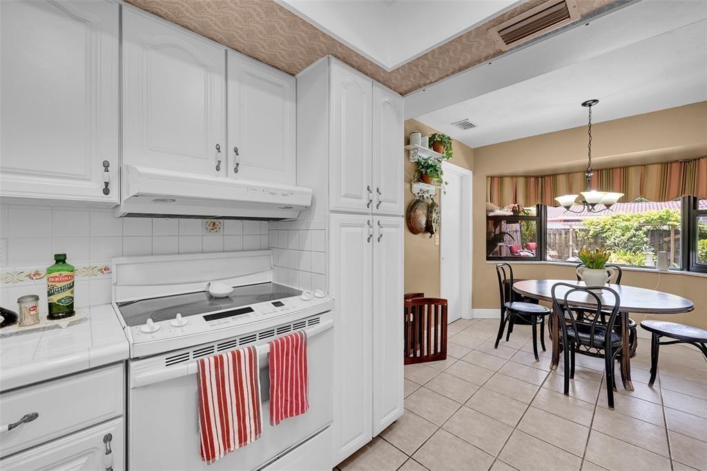 Spacious eat-in kitchen. Breakfast with a pool view!