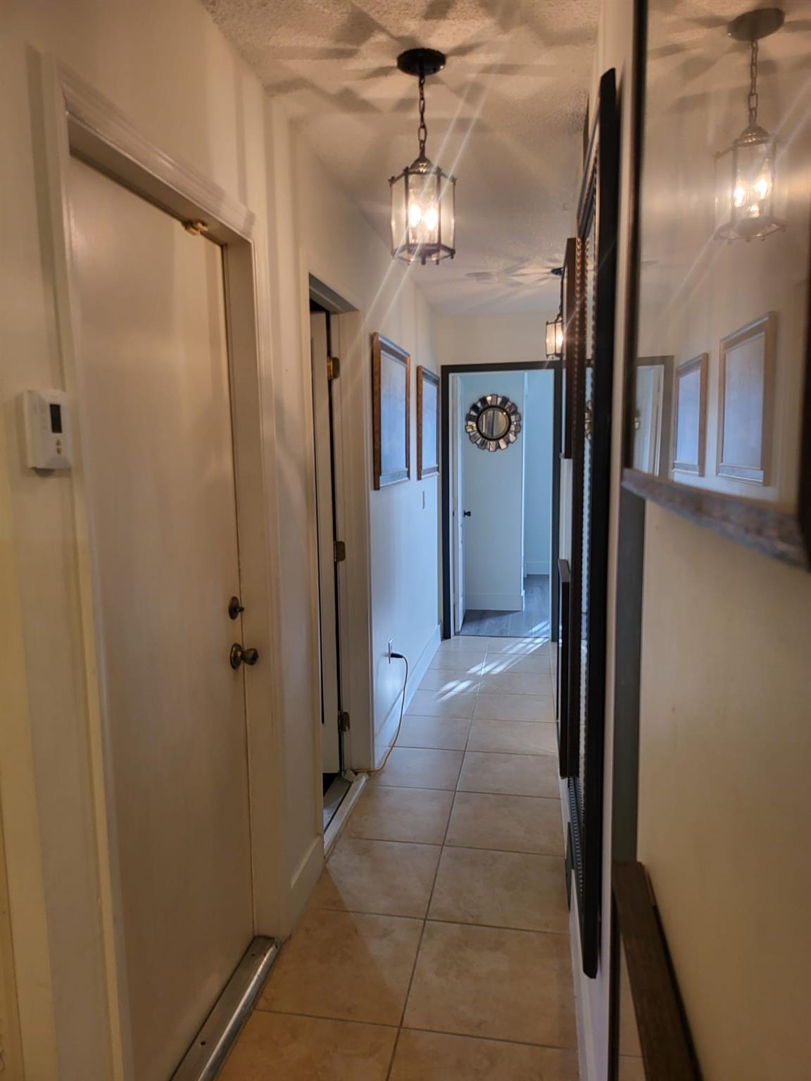 SPLIT FLOORPLAN HALLWAY