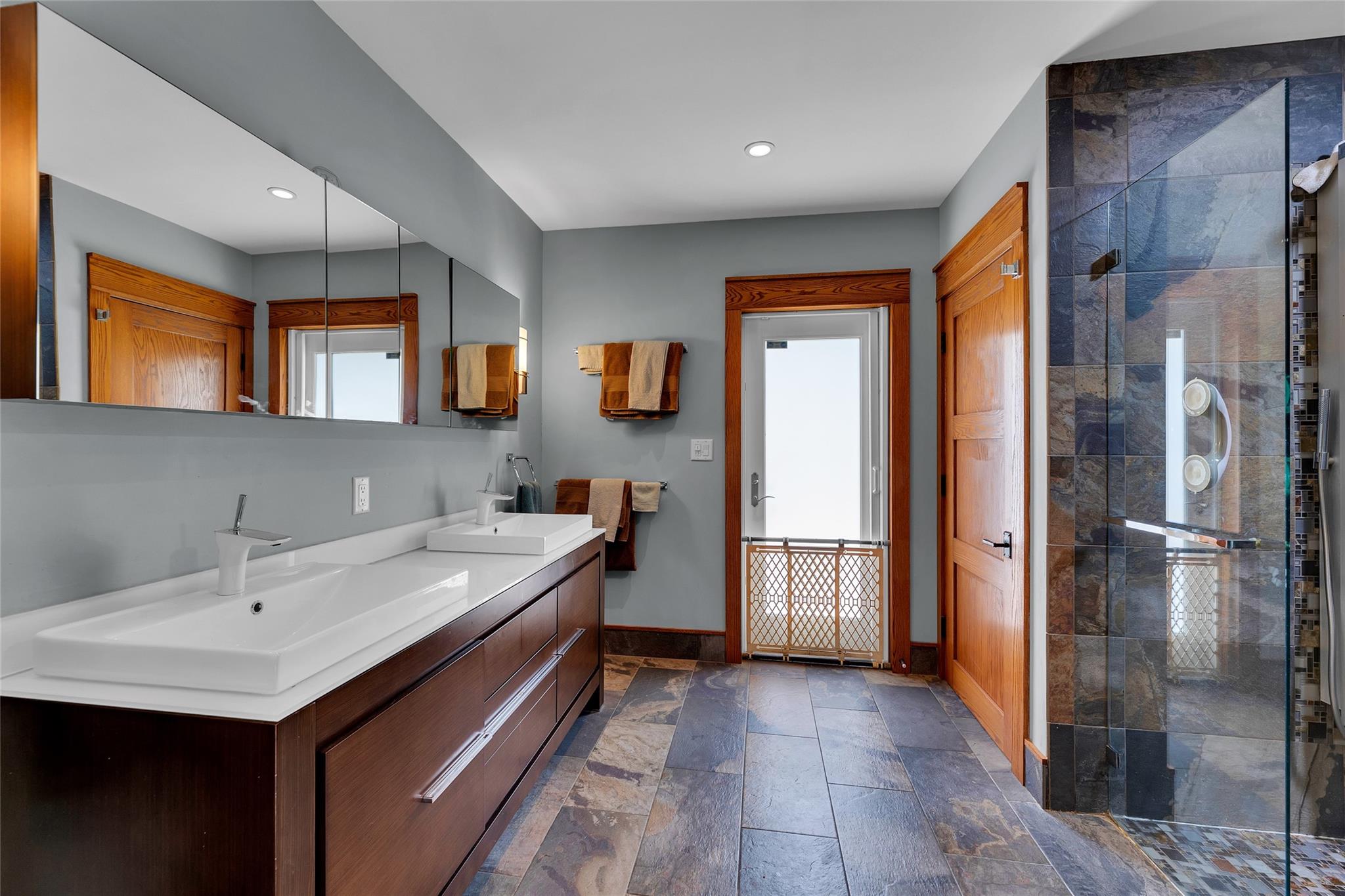 Dual Vanities in En-suite Bathroom in Primary Bedroom