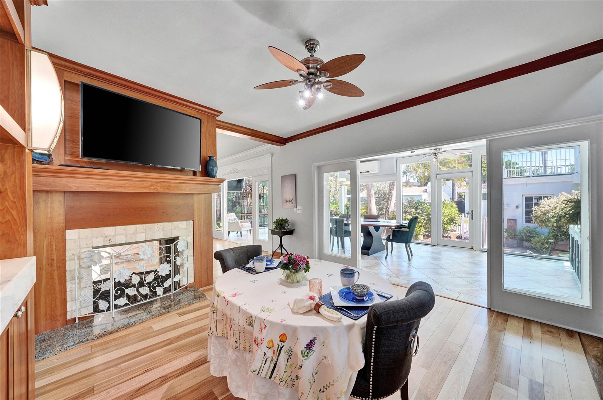 Eat-in kitchen, dining room