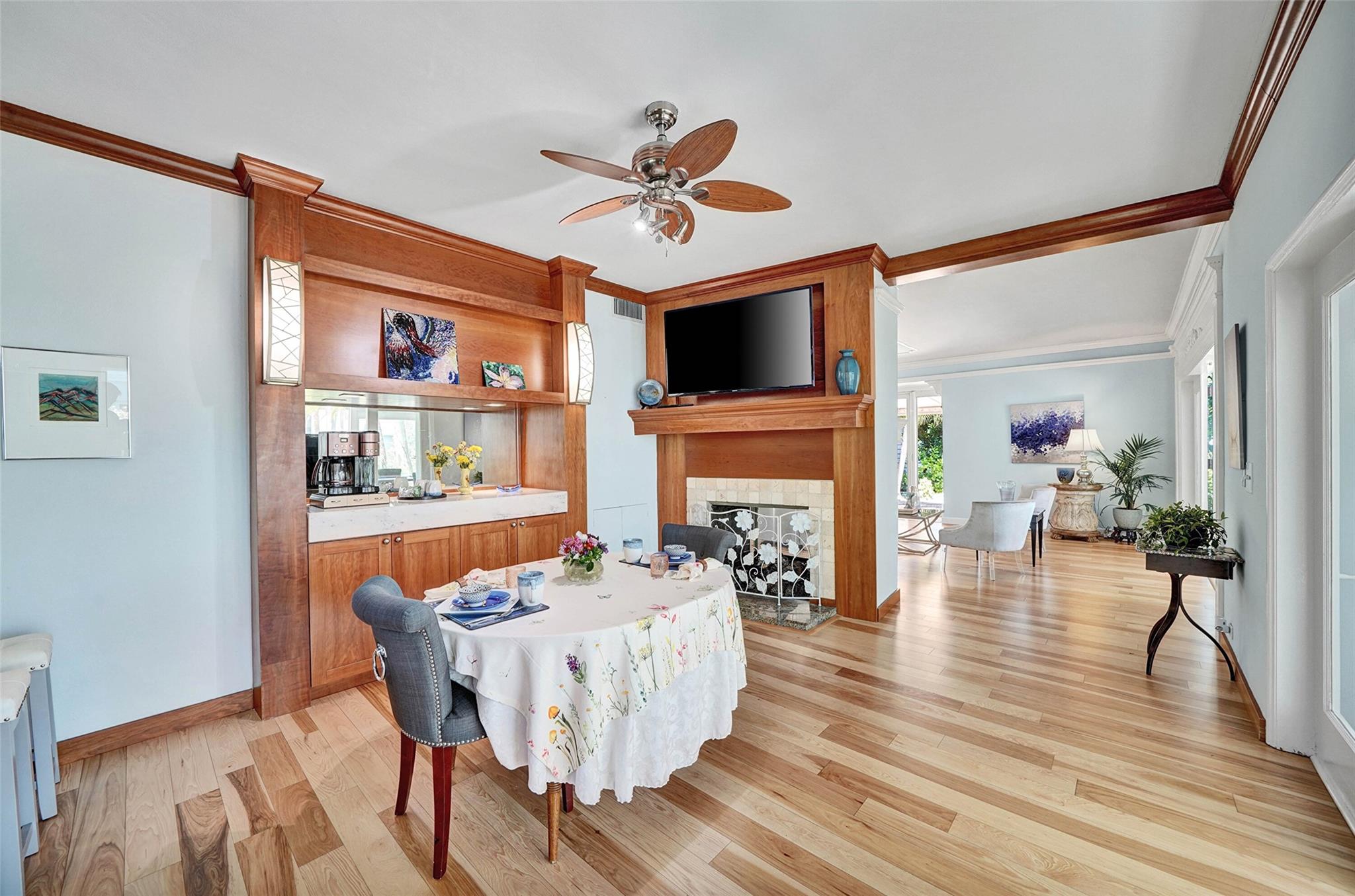 Eat-in kitchen living room
